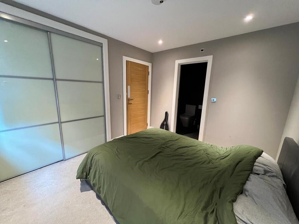 Bedroom photo 2