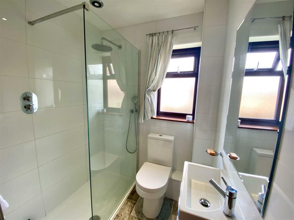 EN-SUITE SHOWER ROOM
