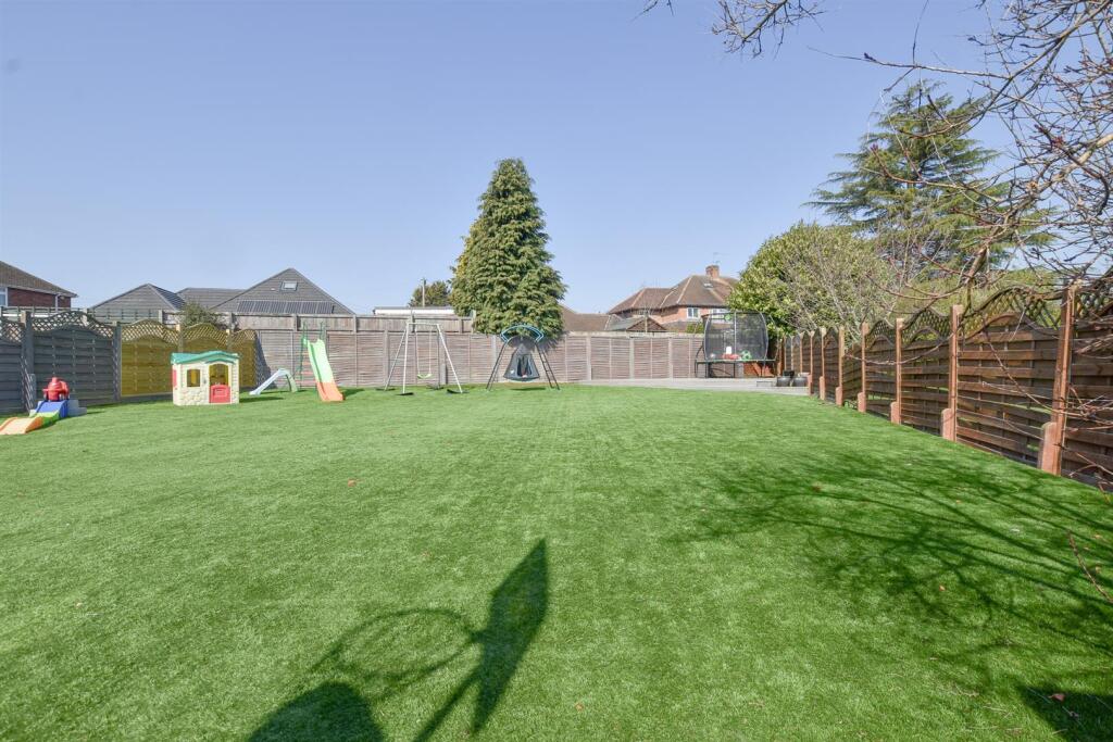 REAR ENCLOSED LARGE GARDEN