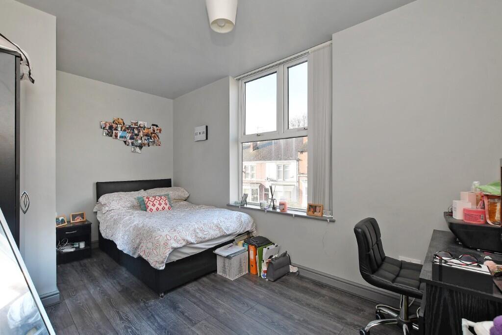 Bright and tidy double bedroom featuring a comf...