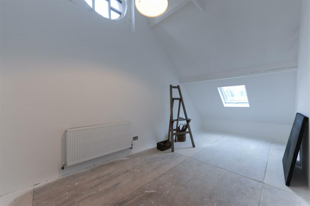 Bedroom 1.jpg