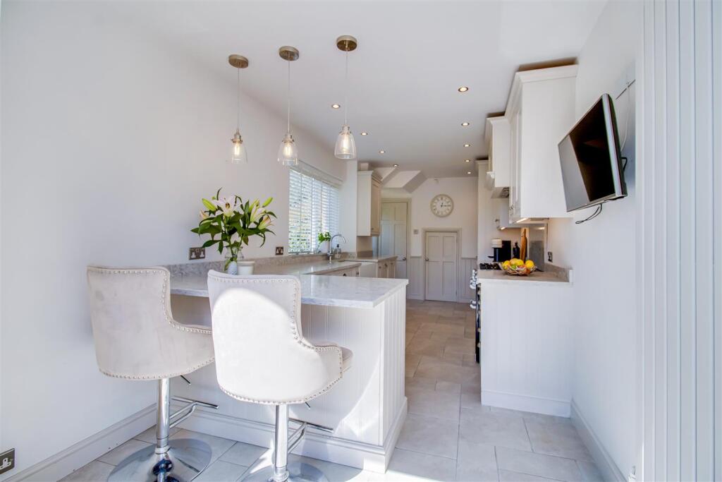 6 Milnthorpe Drive, Kitchen (38).jpg