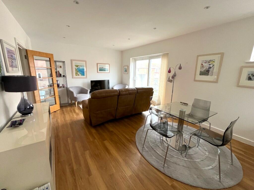 Dining and lounge