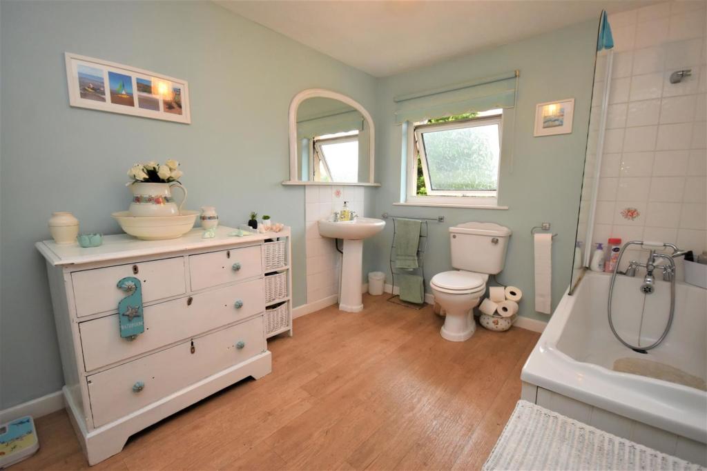 Bathroom.JPG