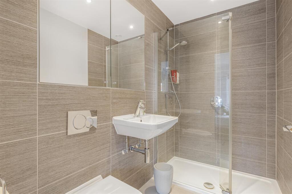 EN-SUITE SHOWER ROOM