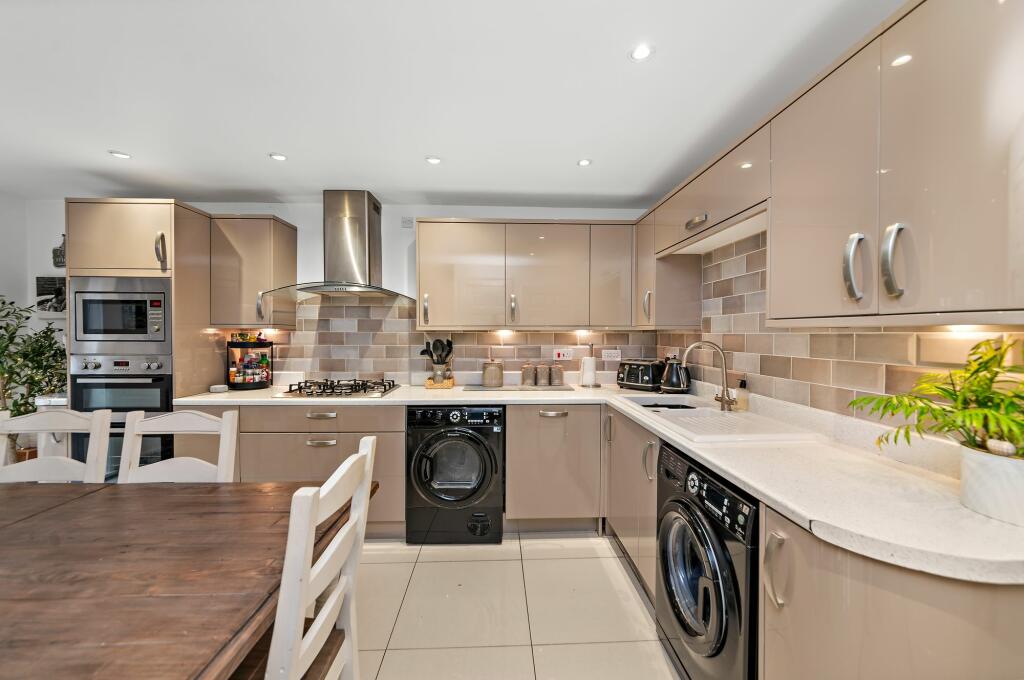 OPEN-PLAN DINING KITCHEN