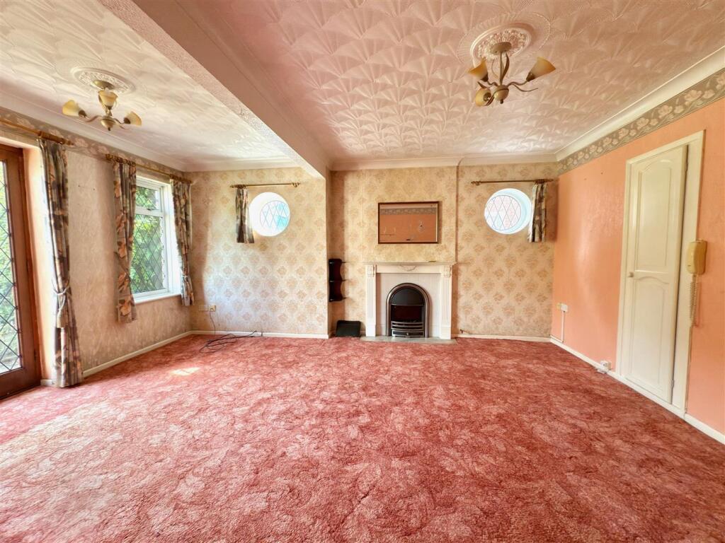 LIVING ROOM.jpg