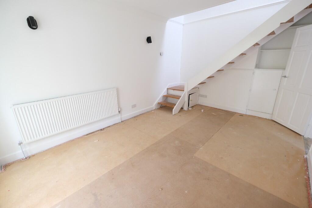 SITTING/DINING ROOM