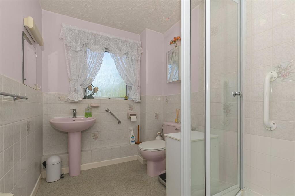 Bathroom 1.1.jpg