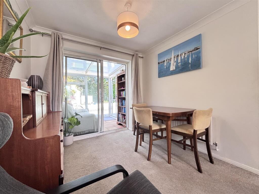 Swan Close dining area.jpg