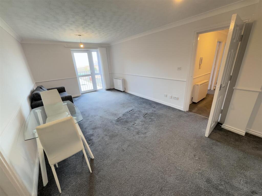 LOUNGE/DINING