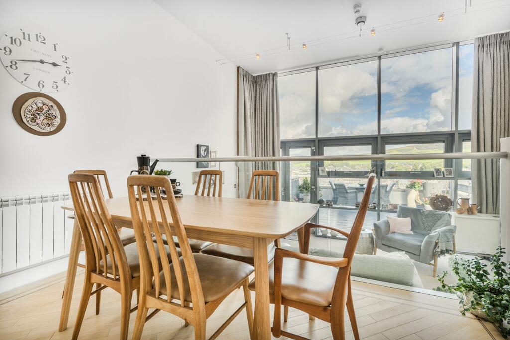 Open plan lounge/dining room/kitchen