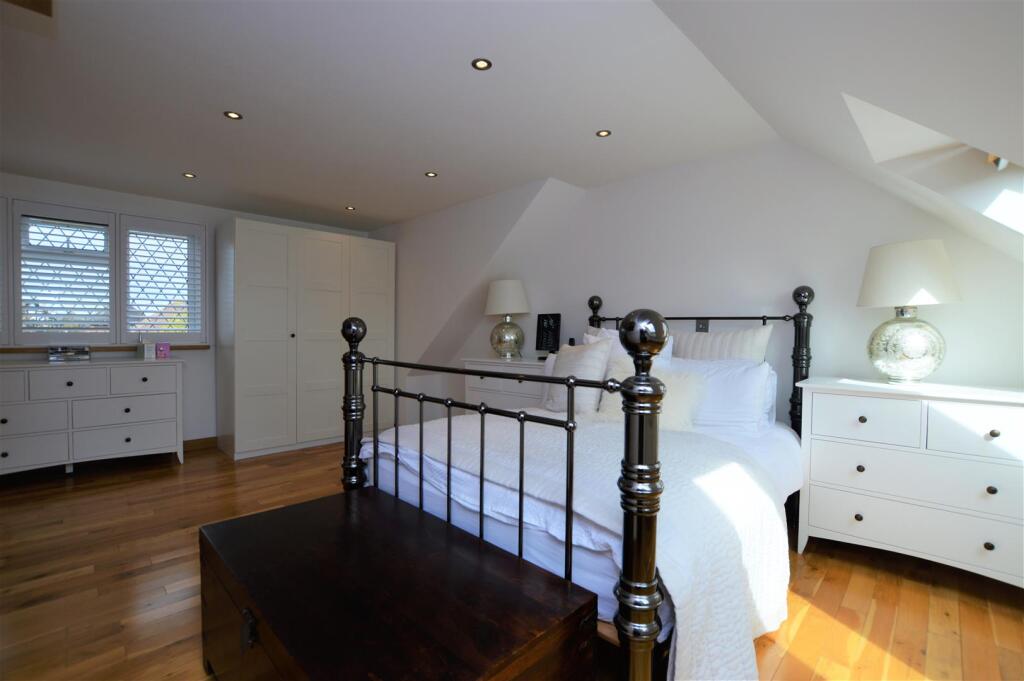 15 The Ridge bed1b.JPG