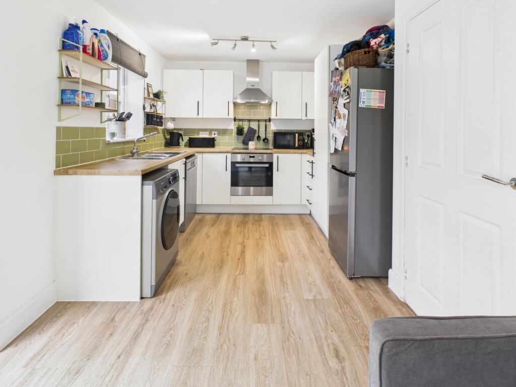 CAM04233G0-PR0034-STILL017