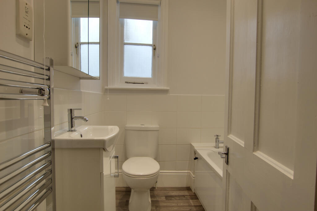 7 BATHROOM.jpg