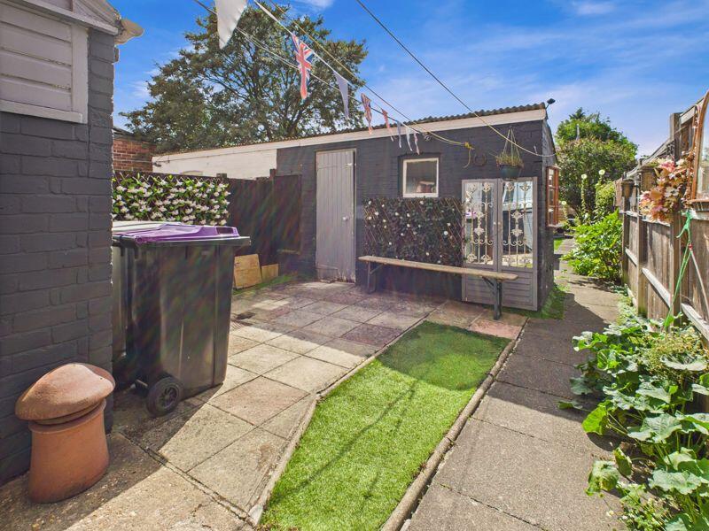 Enclosed Rear Garden &amp; Outbuilding