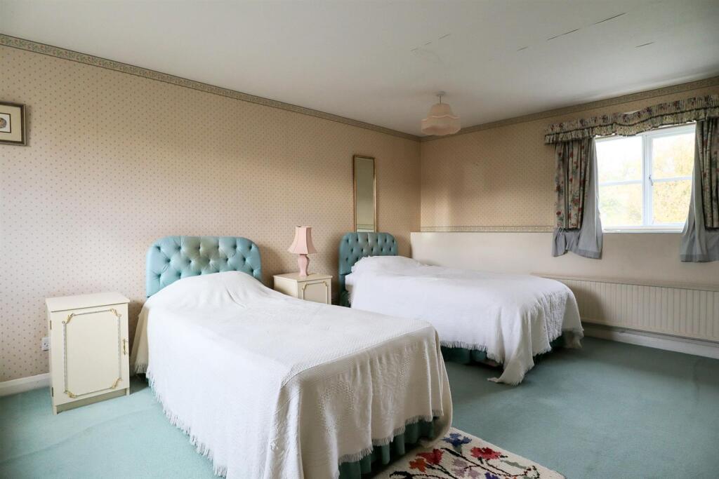 Bedroom 1 (2).jpg