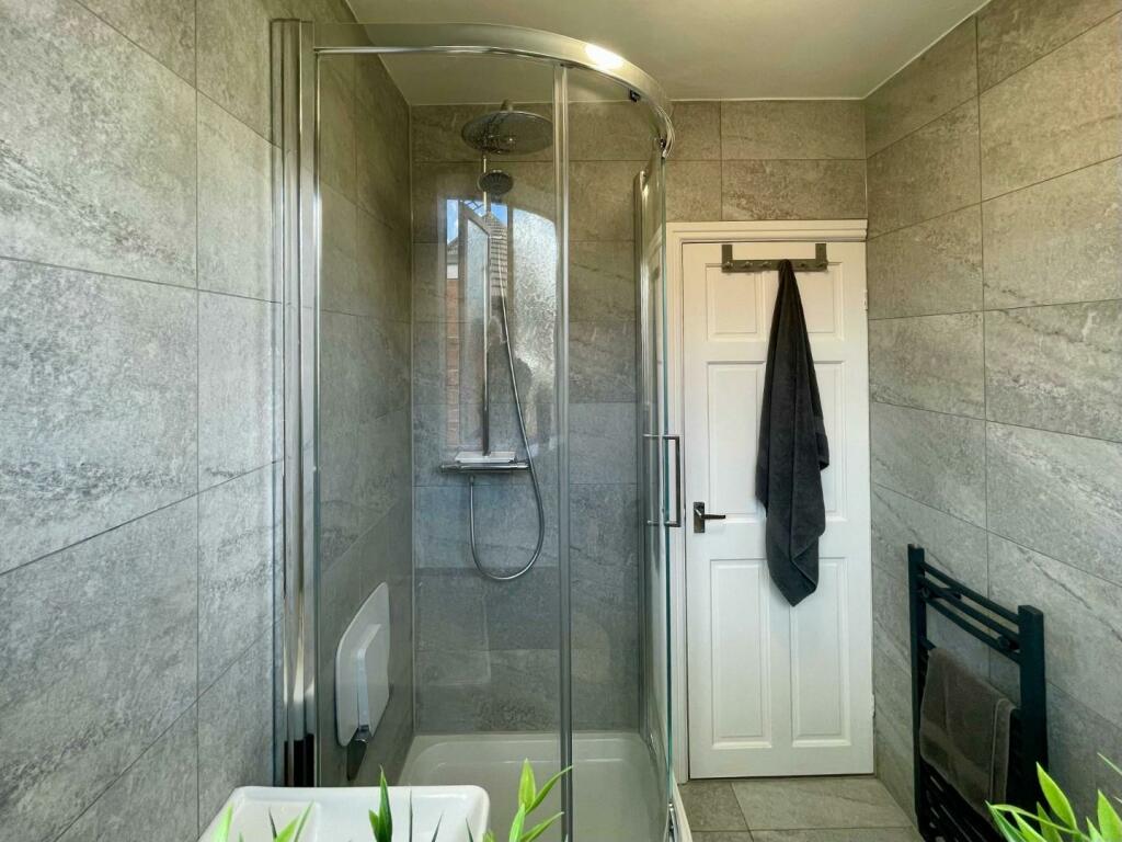 LulworthCres24bath3.jpg