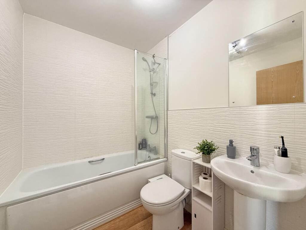 Centenary Road 25 - Bathroom.jpg
