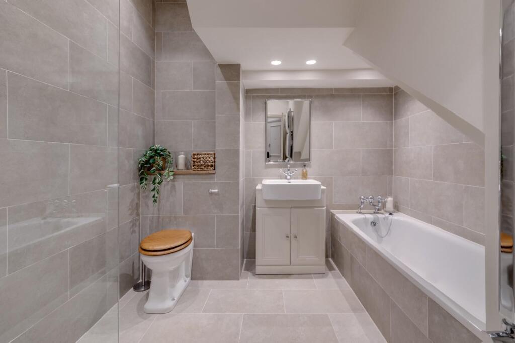 BATHROOM 1.jpg