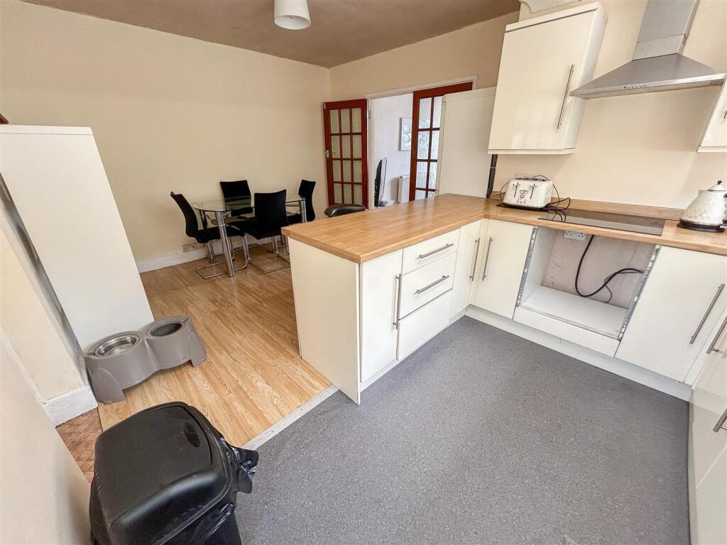 ALTERNATE VIEW OF KITCHEN/DINER