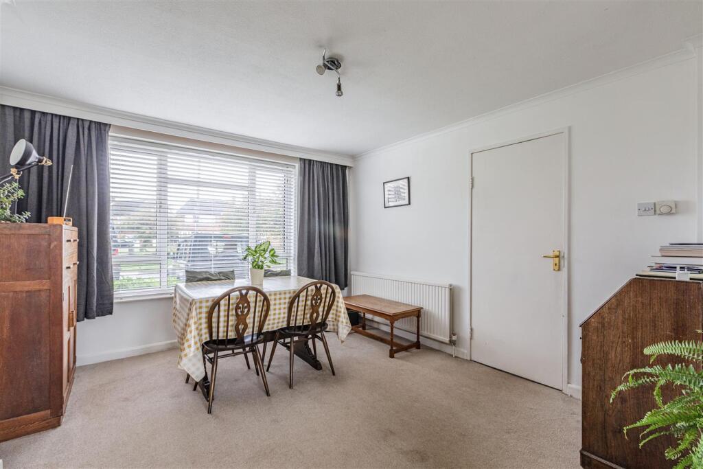 32 Godley Road, Byfleet, KT14 7EP - 5.jpg