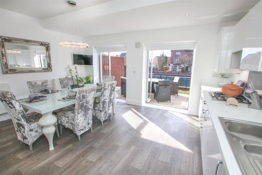 GORGEOUS OPEN PLAN DINING KITCHEN