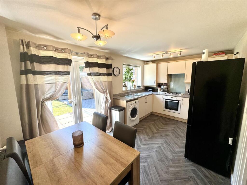 KITCHEN/DINING ROOM