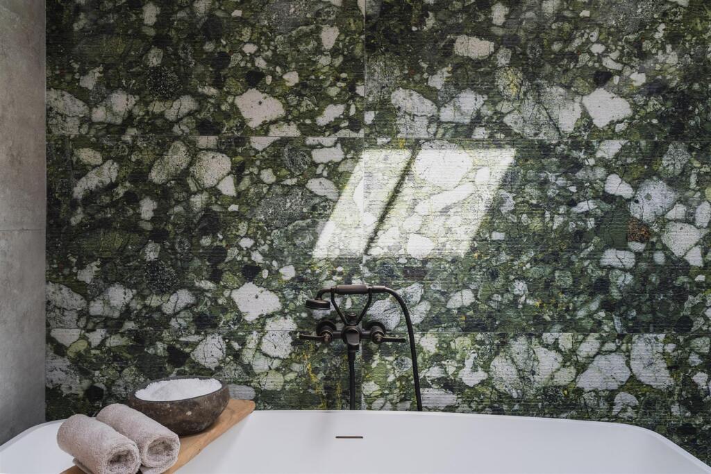 Master En-Suite Bathroom