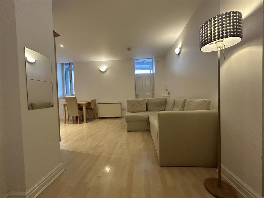 Livingroom (3).jpeg