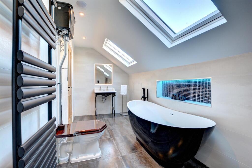 37a Traflagar Street Bathroom 1.jpg