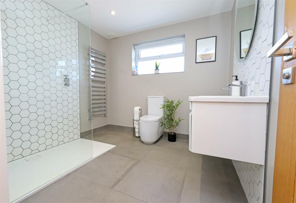 nicholas james hammy way bathroom 2.jpg