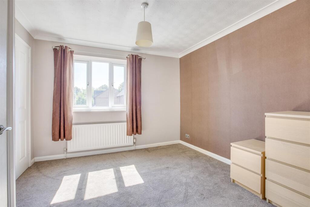 12 Parslow Close, HP21 9JD-3.jpg