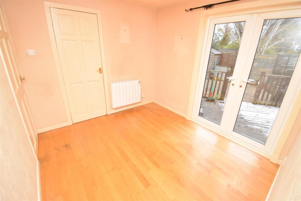 DINING ROOM  (2).JPG