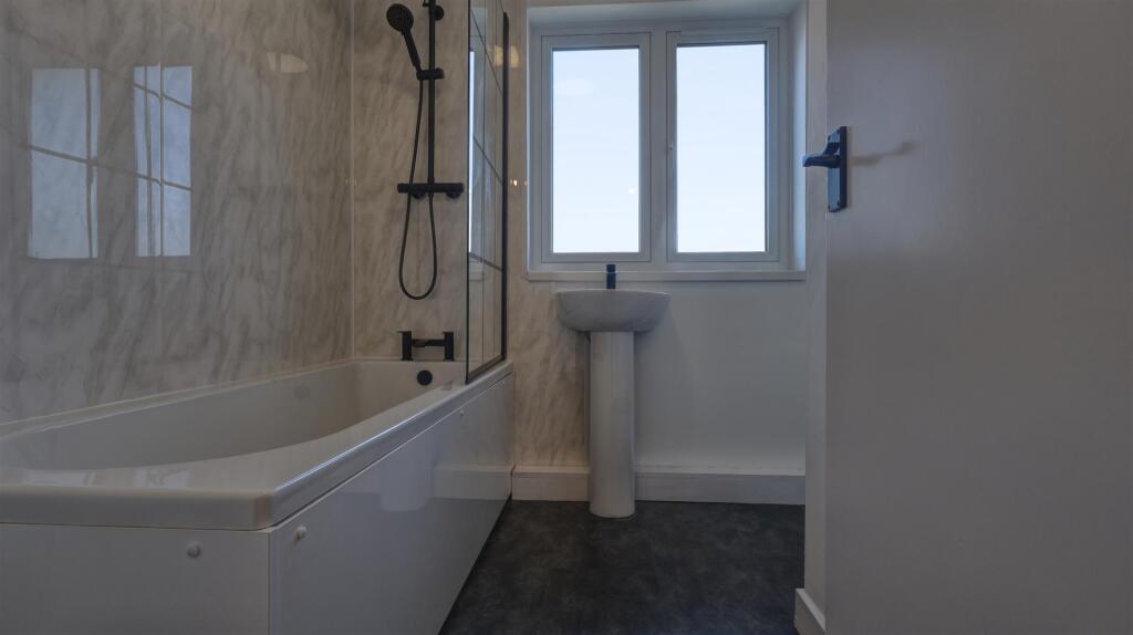 Briars Green Bathroom