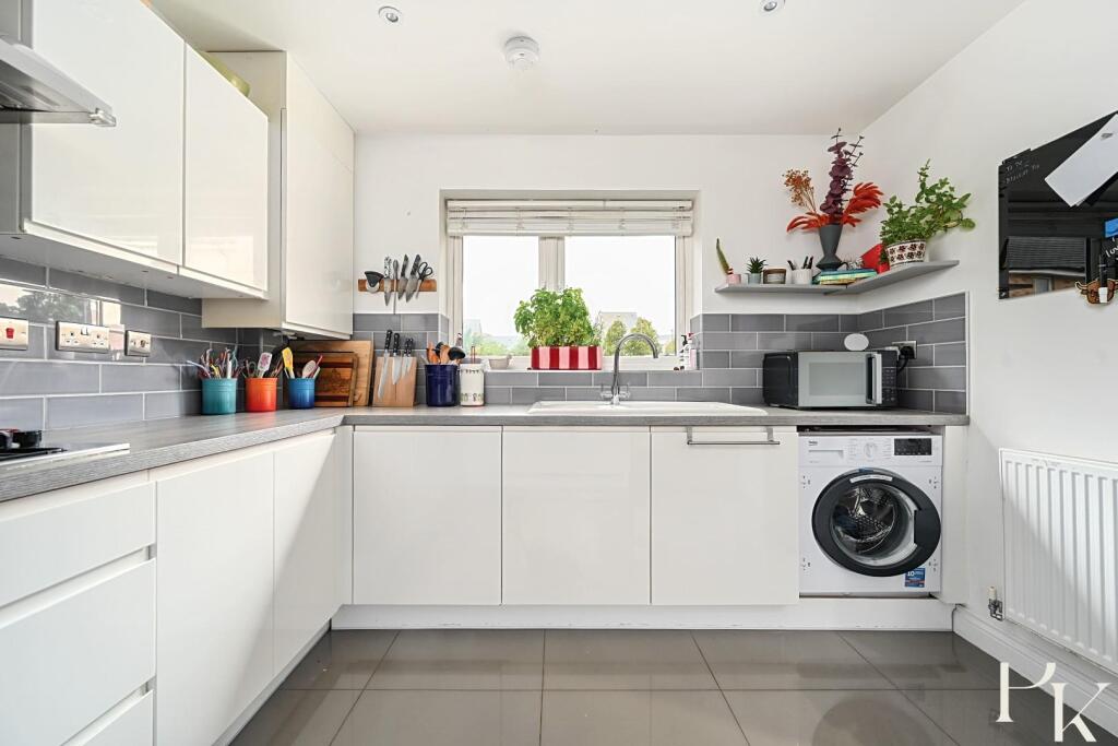 9 Monarch Way, BN43 (3).jpg