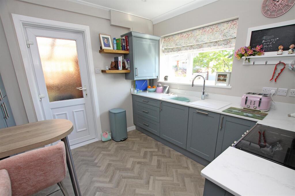 Kitchen a.jpg