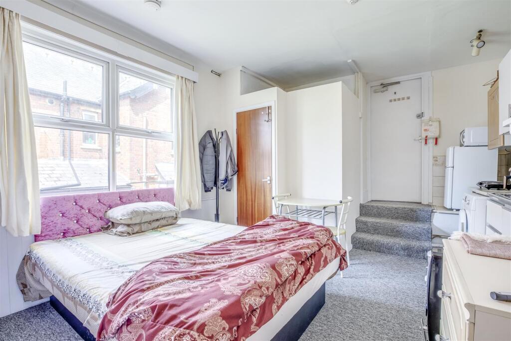 22 Priory Road, HP13 6SL-2.jpg