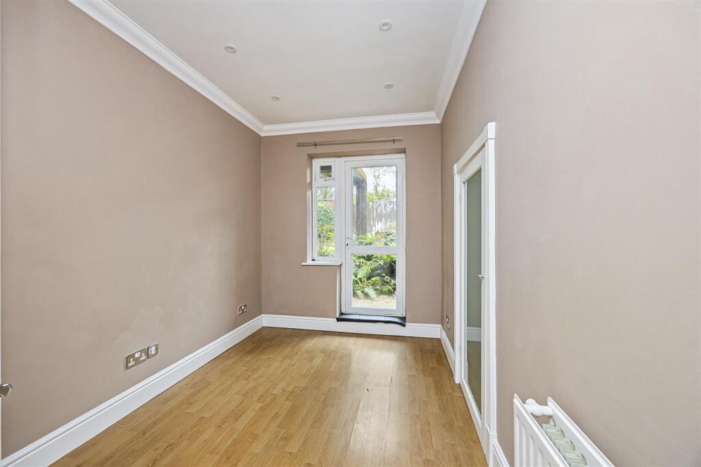 Brangwyn Drive, 85-030.JPG