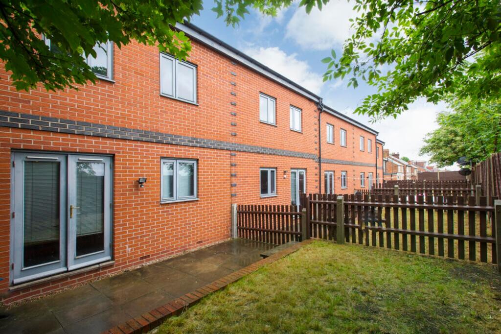 Charming exterior view featuring a well-maintai...