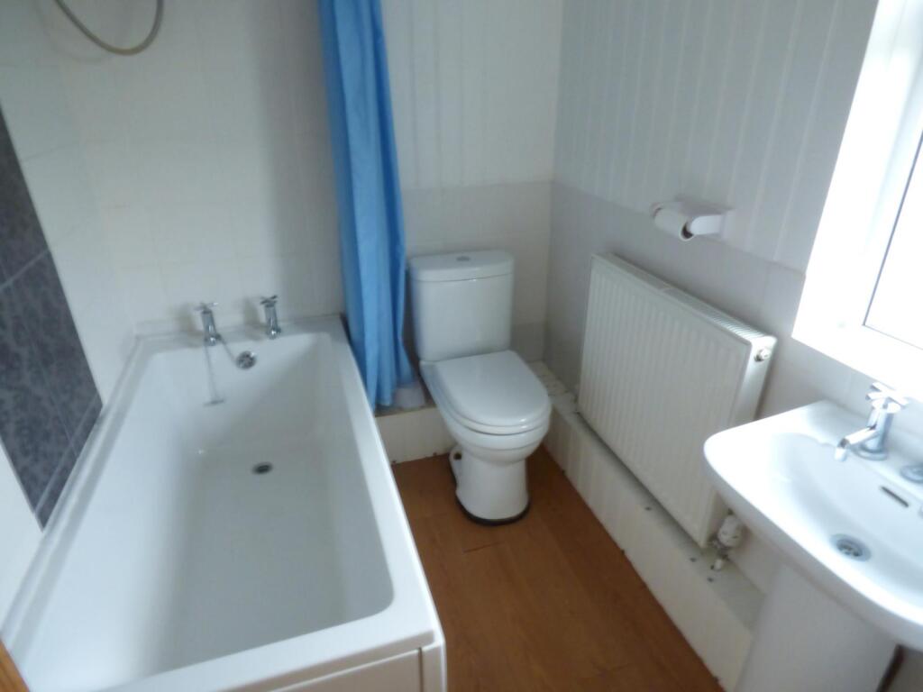 Bathroom 1 (Main)