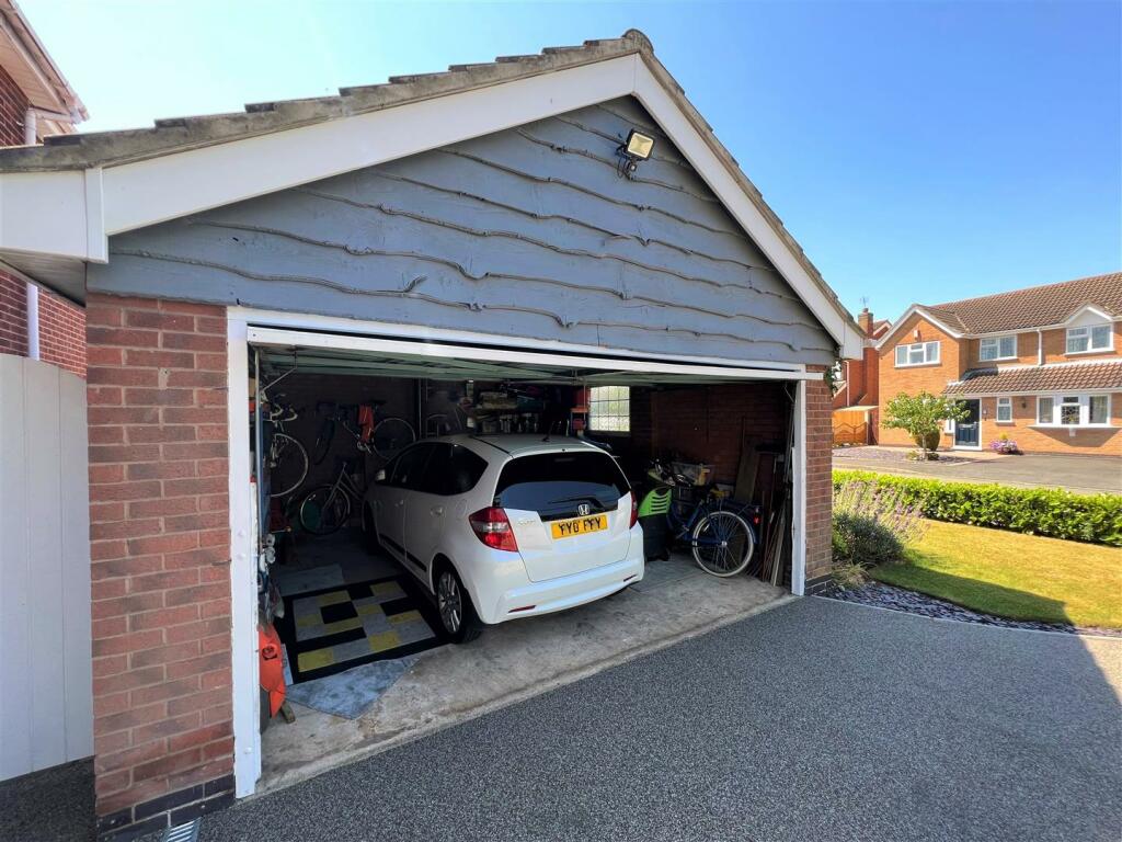 Double Garage.JPG