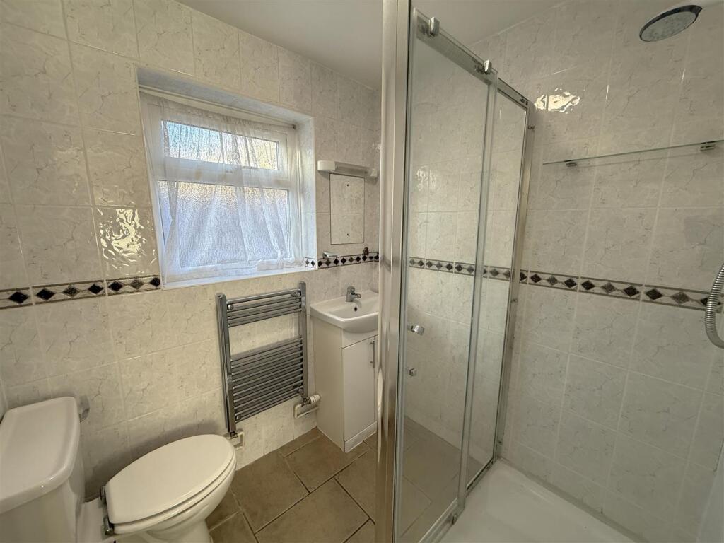 GF Shower Room.JPG