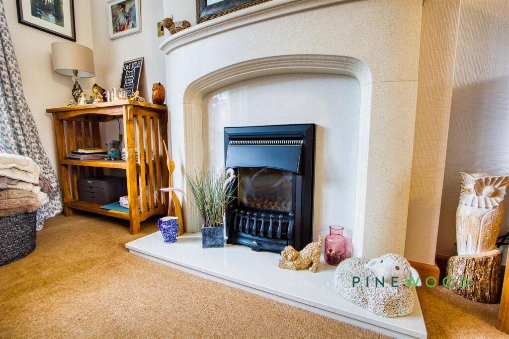 LOUNGE / DINING ROOM