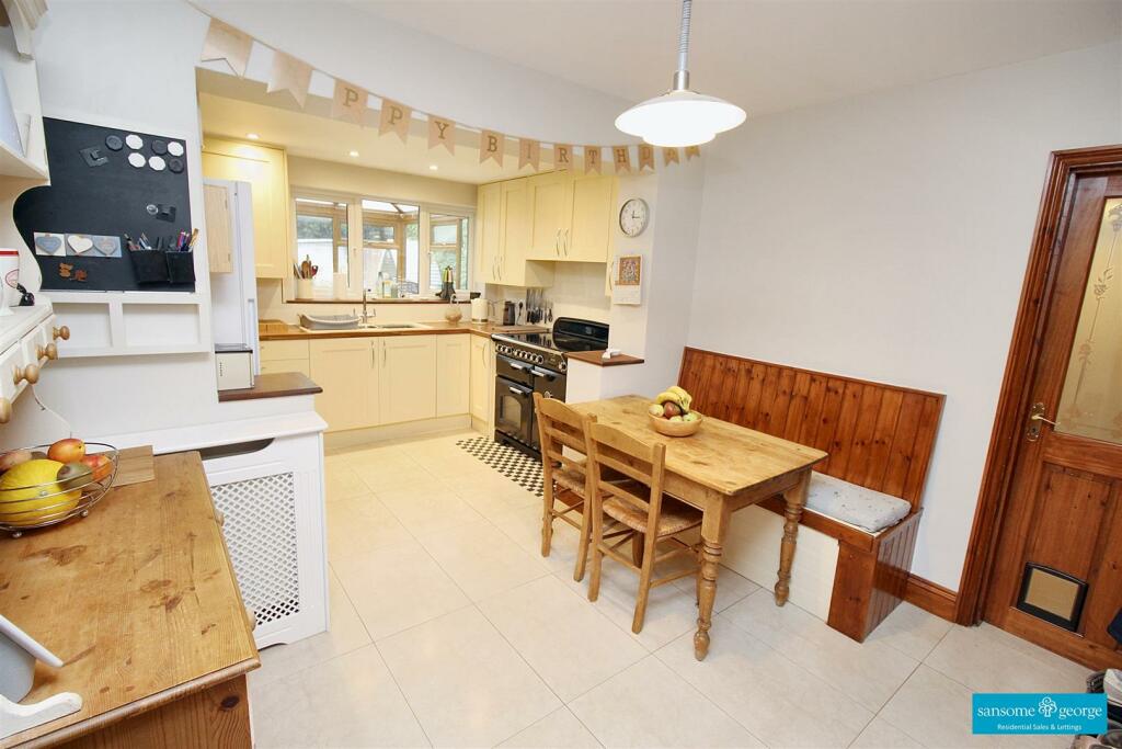 Kitchen/ Breakfast Room