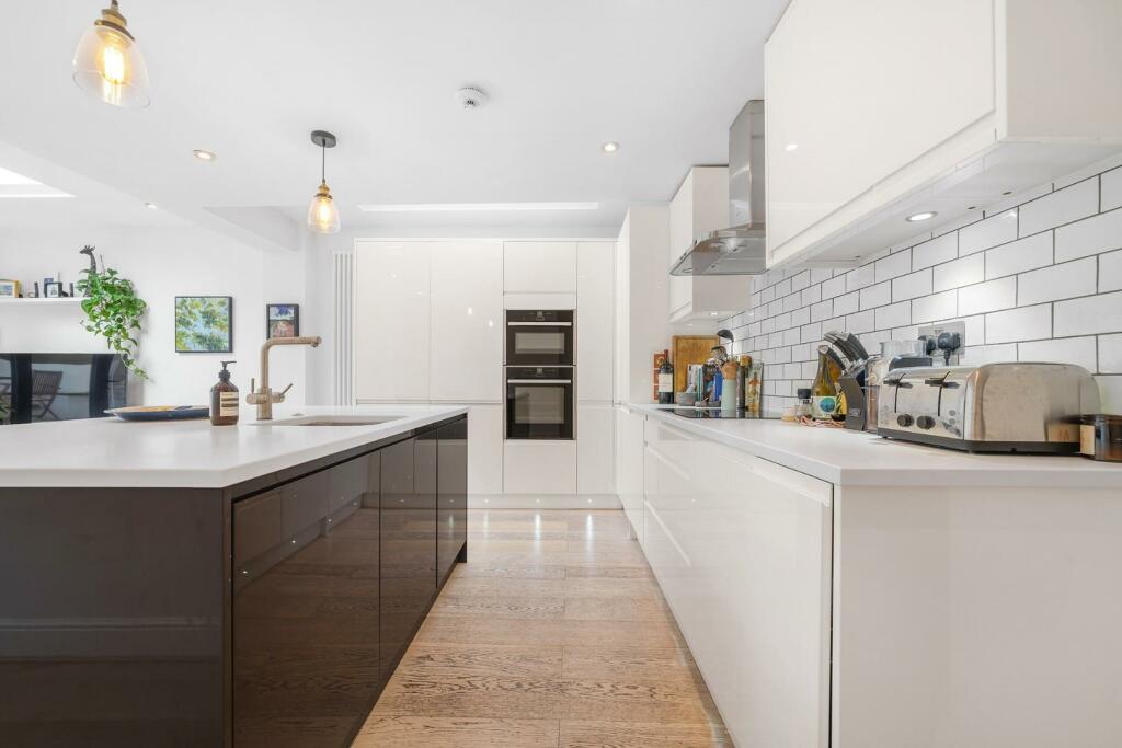 Kitchen (1).jpg