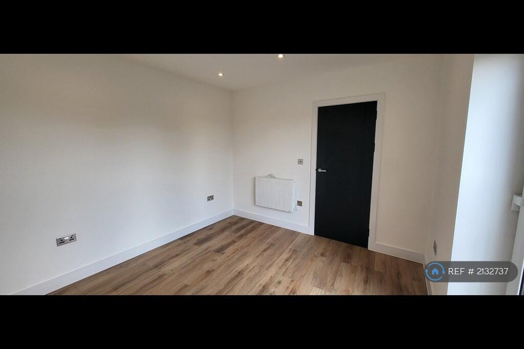 Flat 6a - Master Bedroom