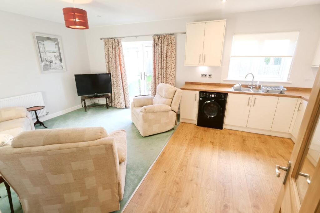 23 Melwood Close Sitting Kitchen.JPG