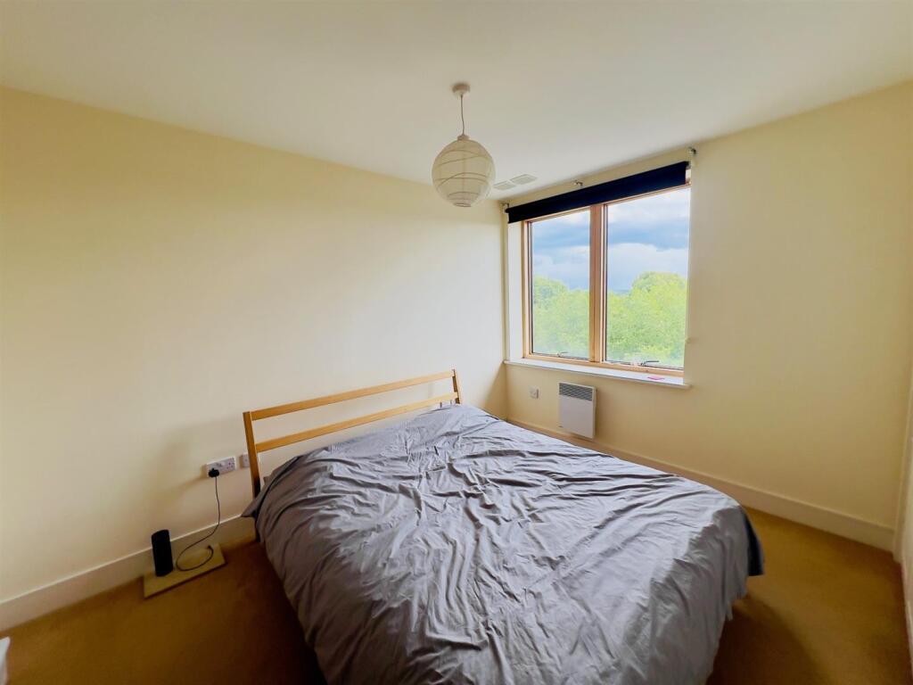 Bed 1.jpg