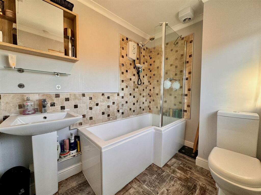 FAMILY BATHROOM
